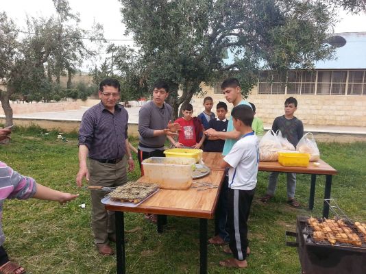 تناول طعام الغداء في حديقة المؤسسة