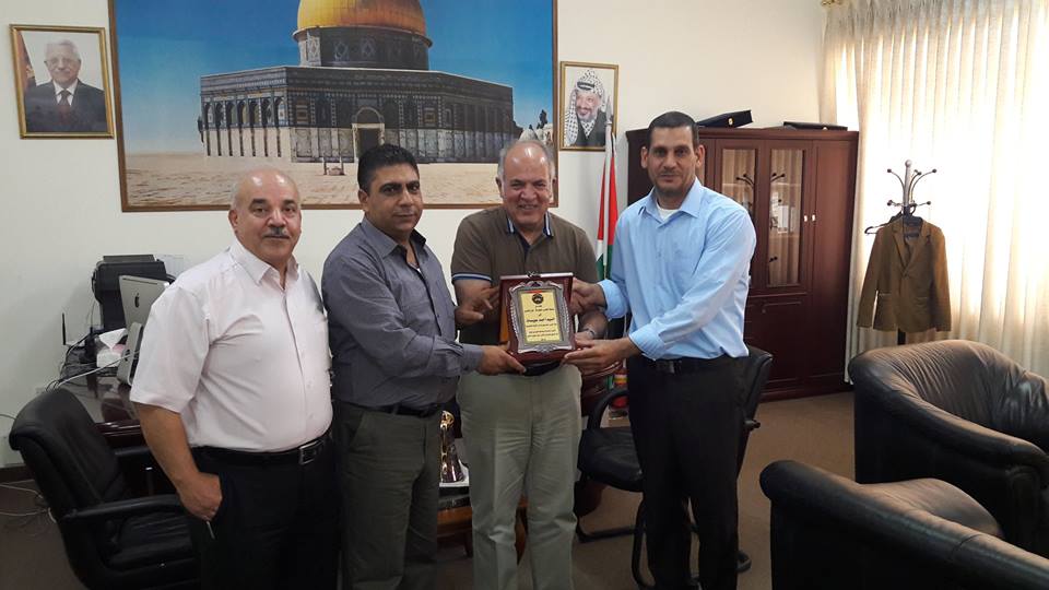 جامعة القدس المفتوحة تكرم الأستاذ جمال أبو طيور